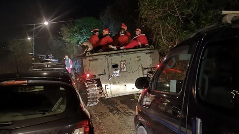 Xe tăng chở đầy ông già Noel bị mắc kẹt gây hỗn loạn - Ảnh 2. Xe tăng chở đầy ông già Noel bị mắc kẹt gây hỗn loạn - Ảnh 2.