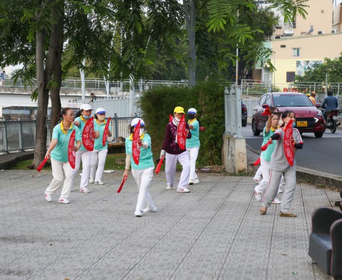 Người dân TP.HCM tận hưởng thời tiết se lạnh như Đà Lạt - Ảnh 6. Người dân TP.HCM tận hưởng thời tiết se lạnh như Đà Lạt - Ảnh 6.