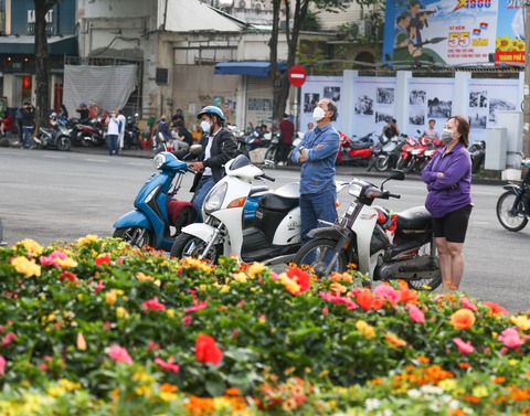 Người dân TP.HCM tận hưởng thời tiết se lạnh như Đà Lạt - Ảnh 8. Người dân TP.HCM tận hưởng thời tiết se lạnh như Đà Lạt - Ảnh 8.
