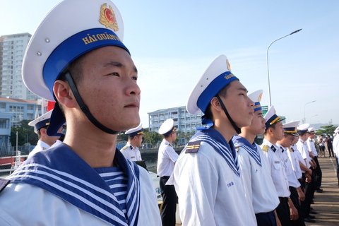 Nhiều cảm xúc ngày cuối năm xa người thân ra nhà giàn bảo vệ chủ quyền Tổ quốc - Ảnh 2. Nhiều cảm xúc ngày cuối năm xa người thân ra nhà giàn bảo vệ chủ quyền Tổ quốc - Ảnh 2.