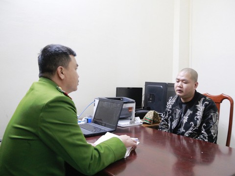 Giả danh nhân viên ngân hàng lừa đảo hàng trăm người - Ảnh 2. Giả danh nhân viên ngân hàng lừa đảo hàng trăm người - Ảnh 2.