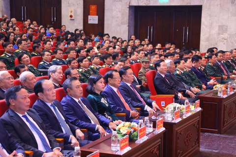 Trang trọng kỷ niệm 50 năm chiến thắng Hà Nội - Điện Biên Phủ trên không - Ảnh 1. Trang trọng kỷ niệm 50 năm chiến thắng Hà Nội - Điện Biên Phủ trên không - Ảnh 1.