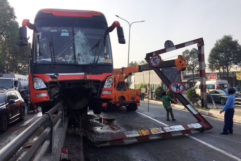 Xe khách vắt vẻo trên lan can hầm chui, quốc lộ 51 ùn ứ - Ảnh 1. Xe khách vắt vẻo trên lan can hầm chui, quốc lộ 51 ùn ứ - Ảnh 1.