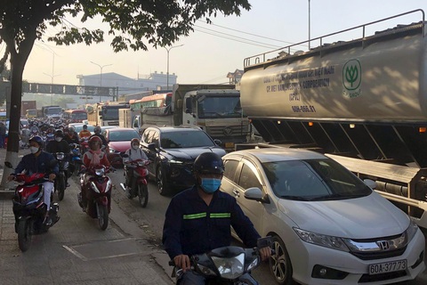 Xe khách vắt vẻo trên lan can hầm chui, quốc lộ 51 ùn ứ - Ảnh 2. Xe khách vắt vẻo trên lan can hầm chui, quốc lộ 51 ùn ứ - Ảnh 2.