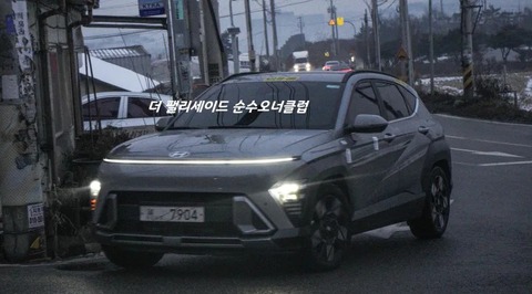 Hyundai Kona đời mới lần đầu lộ diện ngoài đời thực: Lột xác rõ nét so với bản từng bán ở Việt Nam - Ảnh 1. Hyundai Kona đời mới lần đầu lộ diện ngoài đời thực: Lột xác rõ nét so với bản từng bán ở Việt Nam - Ảnh 1.