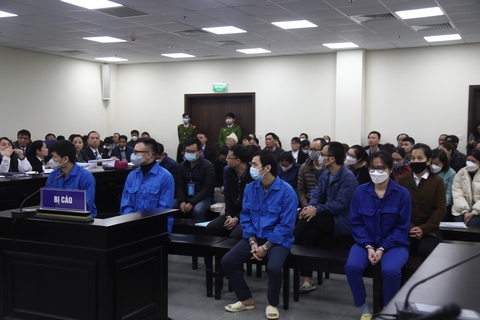 Lại hoãn phiên xử vụ ‘siêu lừa’ chiếm đoạt 430 tỉ đồng của ba ngân hàng - Ảnh 2. Lại hoãn phiên xử vụ ‘siêu lừa’ chiếm đoạt 430 tỉ đồng của ba ngân hàng - Ảnh 2.