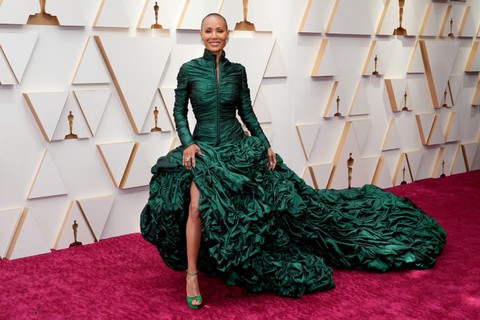 Ngắm 10 outfits thảm đỏ ấn tượng nhất năm 2022 - Ảnh 4. Ngắm 10 outfits thảm đỏ ấn tượng nhất năm 2022 - Ảnh 4.