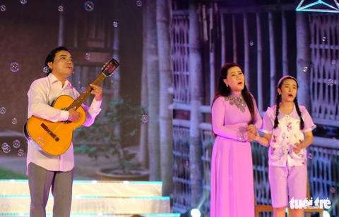 Cô giáo dạy âm nhạc là quán quân Tài tử miệt vườn mùa 3 - Ảnh 3. Cô giáo dạy âm nhạc là quán quân Tài tử miệt vườn mùa 3 - Ảnh 3.