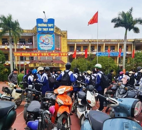 Đang trong trường học, nam sinh lớp 10 bị bạn dùng vật nhọn đâm trọng thương - Ảnh 1. Đang trong trường học, nam sinh lớp 10 bị bạn dùng vật nhọn đâm trọng thương - Ảnh 1.