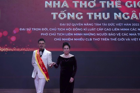 Ban tổ chức: Danh hiệu nhà thơ thế giới không có bằng chứng nhận nhưng cũng hợp lý? - Ảnh 1. Ban tổ chức: Danh hiệu nhà thơ thế giới không có bằng chứng nhận nhưng cũng hợp lý? - Ảnh 1.