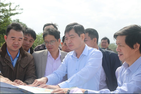Chủ tịch thị trấn bị tạm đình chỉ công tác vì để dân lấn mặt bằng cao tốc Bắc - Nam - Ảnh 1. Chủ tịch thị trấn bị tạm đình chỉ công tác vì để dân lấn mặt bằng cao tốc Bắc - Nam - Ảnh 1.