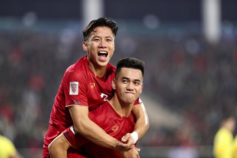 Việt Nam thắng Malaysia 3-0 ở AFF Cup 2022 trong trận cầu có 2 thẻ đỏ - Ảnh 1. Việt Nam thắng Malaysia 3-0 ở AFF Cup 2022 trong trận cầu có 2 thẻ đỏ - Ảnh 1.
