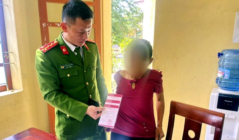 Cụ bà mang 3 sổ tiết kiệm hơn nửa tỉ đồng gửi cho kẻ lừa đảo, may gặp công an - Ảnh 1. Cụ bà mang 3 sổ tiết kiệm hơn nửa tỉ đồng gửi cho kẻ lừa đảo, may gặp công an - Ảnh 1.