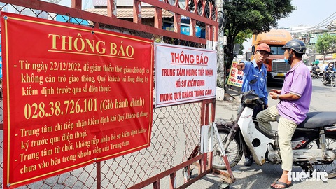 Tài xế ăn ngủ trên xe, mệt mỏi chờ tới lượt đăng kiểm - Ảnh 1. Tài xế ăn ngủ trên xe, mệt mỏi chờ tới lượt đăng kiểm - Ảnh 1.