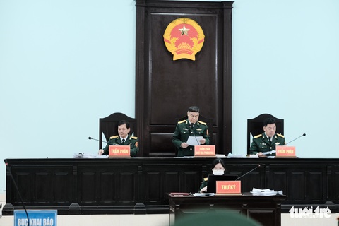 Cựu đại tá biên phòng khai nhận 120.000 USD từ ông trùm xăng dầu do không suy nghĩ - Ảnh 2. Cựu đại tá biên phòng khai nhận 120.000 USD từ ông trùm xăng dầu do không suy nghĩ - Ảnh 2.