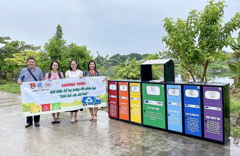 TP.HCM tặng thùng rác bảy màu để phân loại rác - Ảnh 1. TP.HCM tặng thùng rác bảy màu để phân loại rác - Ảnh 1.