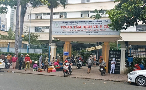 Phạt tiếp người bán hàng rong đổ nước lèo thừa vào nồi - Ảnh 2. Phạt tiếp người bán hàng rong đổ nước lèo thừa vào nồi - Ảnh 2.