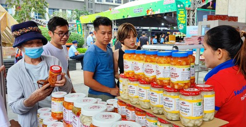 Lễ hội đặc sản Tết với chả rươi, hồng Đà Lạt... ở tòa nhà cao nhất Việt Nam - Ảnh 4. Lễ hội đặc sản Tết với chả rươi, hồng Đà Lạt... ở tòa nhà cao nhất Việt Nam - Ảnh 4.