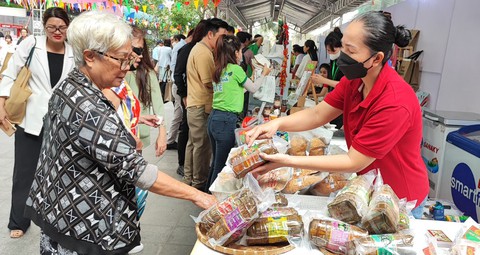 Lễ hội đặc sản Tết với chả rươi, hồng Đà Lạt... ở tòa nhà cao nhất Việt Nam - Ảnh 3. Lễ hội đặc sản Tết với chả rươi, hồng Đà Lạt... ở tòa nhà cao nhất Việt Nam - Ảnh 3.