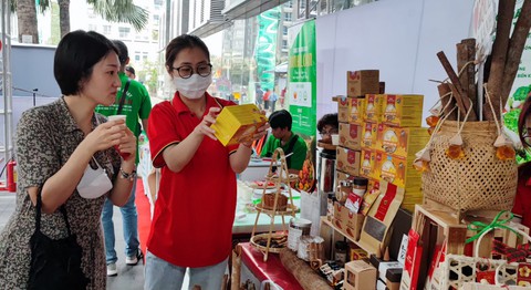 Lễ hội đặc sản Tết với chả rươi, hồng Đà Lạt... ở tòa nhà cao nhất Việt Nam - Ảnh 5. Lễ hội đặc sản Tết với chả rươi, hồng Đà Lạt... ở tòa nhà cao nhất Việt Nam - Ảnh 5.