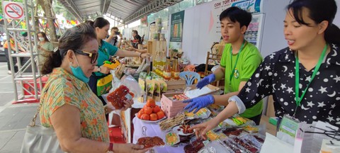 Lễ hội đặc sản Tết với chả rươi, hồng Đà Lạt... ở tòa nhà cao nhất Việt Nam - Ảnh 6. Lễ hội đặc sản Tết với chả rươi, hồng Đà Lạt... ở tòa nhà cao nhất Việt Nam - Ảnh 6.