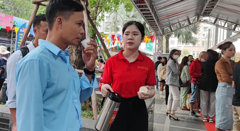 Lễ hội đặc sản Tết với chả rươi, hồng Đà Lạt... ở tòa nhà cao nhất Việt Nam - Ảnh 2. Lễ hội đặc sản Tết với chả rươi, hồng Đà Lạt... ở tòa nhà cao nhất Việt Nam - Ảnh 2.