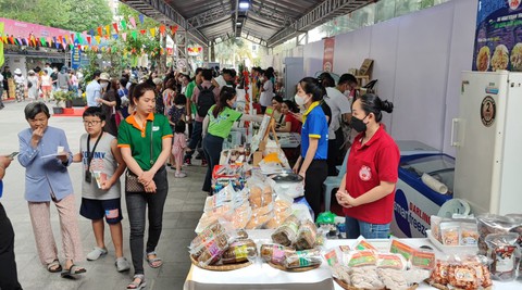 Lễ hội đặc sản Tết với chả rươi, hồng Đà Lạt... ở tòa nhà cao nhất Việt Nam - Ảnh 1. Lễ hội đặc sản Tết với chả rươi, hồng Đà Lạt... ở tòa nhà cao nhất Việt Nam - Ảnh 1.