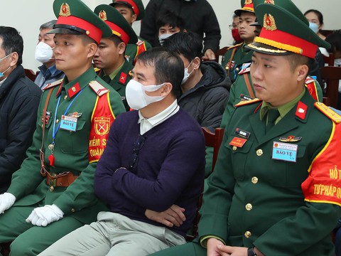 Trần tình về thành tích chiến đấu, cựu đại tá biên phòng xin giảm án trước tòa - Ảnh 1. Trần tình về thành tích chiến đấu, cựu đại tá biên phòng xin giảm án trước tòa - Ảnh 1.