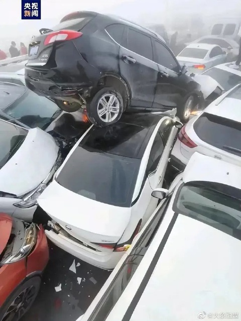 Sương mù trắng trời, hơn 200 xe đâm dồn vào nhau ở Trung Quốc - Ảnh 3. Sương mù trắng trời, hơn 200 xe đâm dồn vào nhau ở Trung Quốc - Ảnh 3.