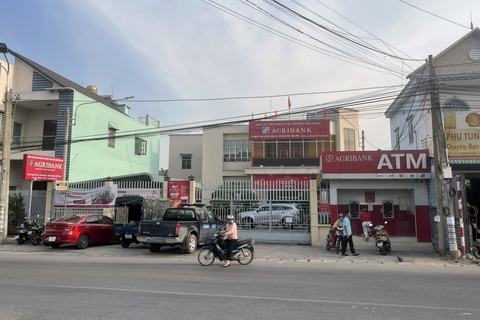 Truy tìm nam thanh niên xông vào Ngân hàng Agribank ở Đồng Nai cướp tiền - Ảnh 2. Truy tìm nam thanh niên xông vào Ngân hàng Agribank ở Đồng Nai cướp tiền - Ảnh 2.