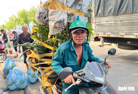 TP.HCM: Hoa kiểng Tết rục rịch, khách chưng từ Tết Tây tới Tết Quý Mão - Ảnh 1. TP.HCM: Hoa kiểng Tết rục rịch, khách chưng từ Tết Tây tới Tết Quý Mão - Ảnh 1.