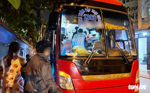 Trên chuyến xe giữa đêm thăm phạm nhân cuối năm - Ảnh 3. Trên chuyến xe giữa đêm thăm phạm nhân cuối năm - Ảnh 3.