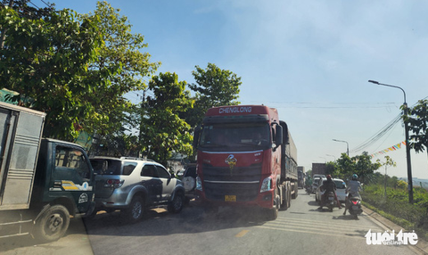 Xe Sài Gòn tìm về đăng kiểm ở Biên Hòa cũng mắc kẹt - Ảnh 2. Xe Sài Gòn tìm về đăng kiểm ở Biên Hòa cũng mắc kẹt - Ảnh 2.