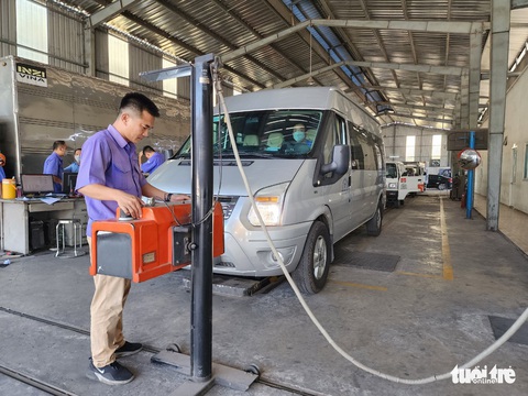 Xe Sài Gòn tìm về đăng kiểm ở Biên Hòa cũng mắc kẹt - Ảnh 1. Xe Sài Gòn tìm về đăng kiểm ở Biên Hòa cũng mắc kẹt - Ảnh 1.
