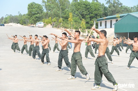 Xem cảnh sát cơ động phòng chống khủng bố luyện tàng hình trên thao trường - Ảnh 1. Xem cảnh sát cơ động phòng chống khủng bố luyện tàng hình trên thao trường - Ảnh 1.