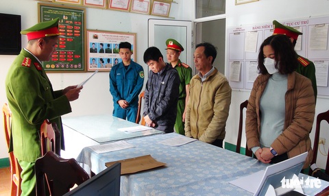 Bắt 2 giám đốc doanh nghiệp bắt tay kế toán phòng giáo dục trong đấu thầu - Ảnh 1. Bắt 2 giám đốc doanh nghiệp bắt tay kế toán phòng giáo dục trong đấu thầu - Ảnh 1.