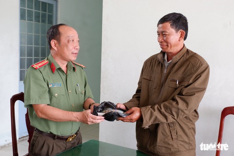 Công an huyện ở Kiên Giang cả tuần qua tìm chủ nhân túi tiền rơi trên đường - Ảnh 1. Công an huyện ở Kiên Giang cả tuần qua tìm chủ nhân túi tiền rơi trên đường - Ảnh 1.