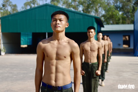 Xem cảnh sát cơ động phòng chống khủng bố luyện tàng hình trên thao trường - Ảnh 2. Xem cảnh sát cơ động phòng chống khủng bố luyện tàng hình trên thao trường - Ảnh 2.