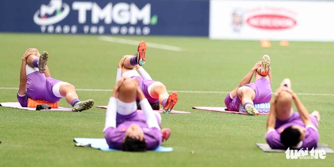 Tuyển Việt Nam làm quen sân cỏ nhân tạo tại Singapore - Ảnh 7. Tuyển Việt Nam làm quen sân cỏ nhân tạo tại Singapore - Ảnh 7.