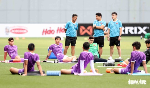 Tuyển Việt Nam làm quen sân cỏ nhân tạo tại Singapore - Ảnh 3. Tuyển Việt Nam làm quen sân cỏ nhân tạo tại Singapore - Ảnh 3.