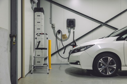 Xe điện Nissan làm ắc quy dự phòng, chủ xe tiết kiệm gần trăm triệu mỗi năm - Ảnh 1. Xe điện Nissan làm ắc quy dự phòng, chủ xe tiết kiệm gần trăm triệu mỗi năm - Ảnh 1.