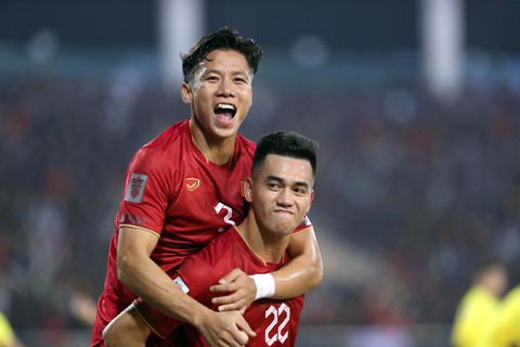 Việt Nam - Malaysia 3-0: Tuyển Việt Nam lấy lại ngôi đầu bảng, nhưng... - Ảnh 1. Việt Nam - Malaysia 3-0: Tuyển Việt Nam lấy lại ngôi đầu bảng, nhưng... - Ảnh 1.
