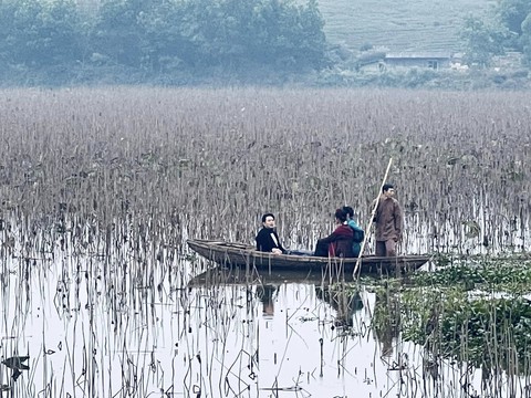 Tuấn Hưng than thở khi đi đóng phim: Tưởng làm diễn viên là sướng - Ảnh 4. Tuấn Hưng than thở khi đi đóng phim: Tưởng làm diễn viên là sướng - Ảnh 4.
