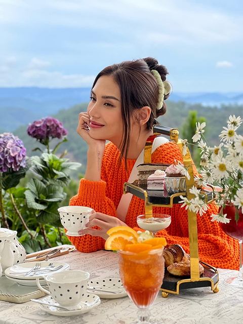 Ảnh vui sao Việt 28-12: Võ Hoàng Yến uống ‘trà giải nghiệp’ cuối năm - Ảnh 1. Ảnh vui sao Việt 28-12: Võ Hoàng Yến uống ‘trà giải nghiệp’ cuối năm - Ảnh 1.