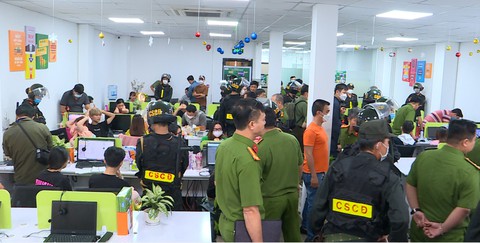 Công an TP.HCM khám xét tại 3 tòa nhà, tạm giữ 86 người liên quan đường dây lừa đảo qua mạng - Ảnh 1. Công an TP.HCM khám xét tại 3 tòa nhà, tạm giữ 86 người liên quan đường dây lừa đảo qua mạng - Ảnh 1.