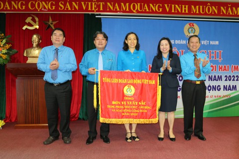 Công đoàn cao su Việt Nam nhận cờ thi đua xuất sắc năm 2022 - Ảnh 1. Công đoàn cao su Việt Nam nhận cờ thi đua xuất sắc năm 2022 - Ảnh 1.