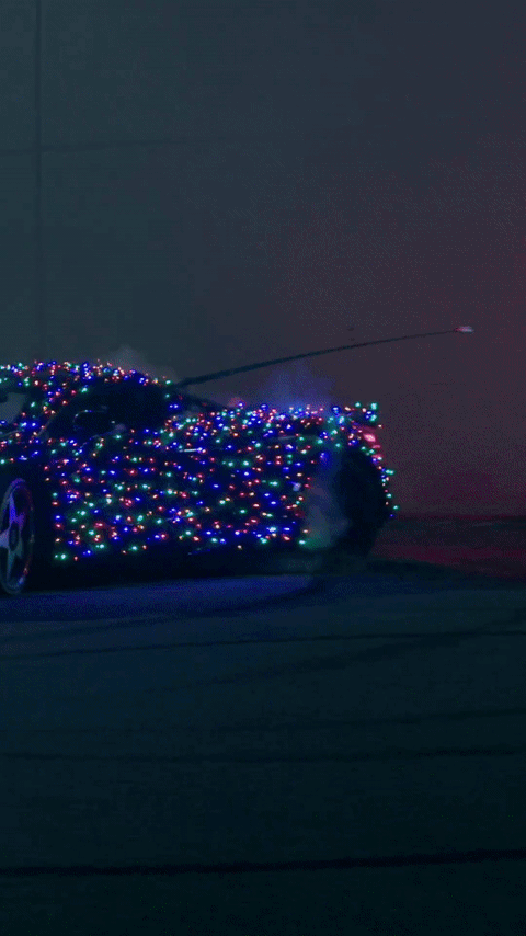 McLaren 720S hóa thân thành cây thông Giáng sinh, drift cháy máy - Ảnh 1. McLaren 720S hóa thân thành cây thông Giáng sinh, drift cháy máy - Ảnh 1.