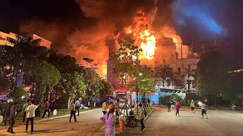 Cháy casino ở biên giới Thái Lan - Campuchia, ít nhất 10 người chết - Ảnh 1. Cháy casino ở biên giới Thái Lan - Campuchia, ít nhất 10 người chết - Ảnh 1.