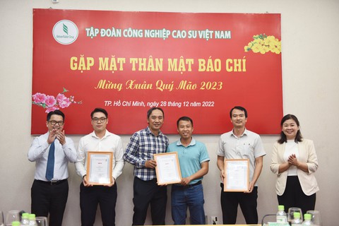 Báo Tuổi Trẻ đạt giải đặc biệt báo chí viết về Ngành cao su Việt Nam - Ảnh 3. Báo Tuổi Trẻ đạt giải đặc biệt báo chí viết về Ngành cao su Việt Nam - Ảnh 3.