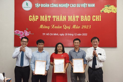 Báo Tuổi Trẻ đạt giải đặc biệt báo chí viết về Ngành cao su Việt Nam - Ảnh 5. Báo Tuổi Trẻ đạt giải đặc biệt báo chí viết về Ngành cao su Việt Nam - Ảnh 5.